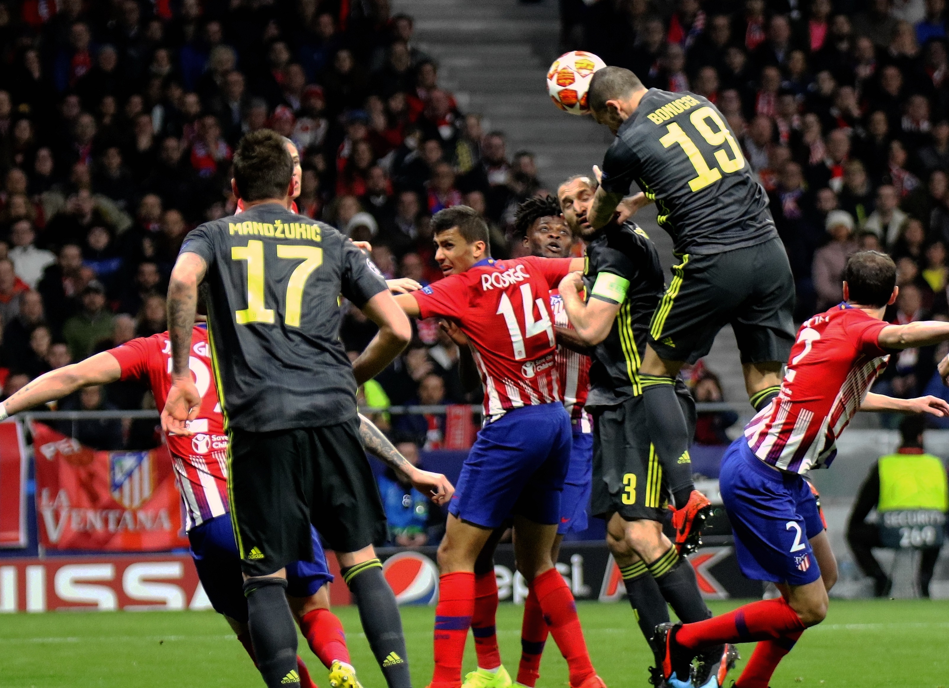 中超：上海海港主场4-1击败深圳队